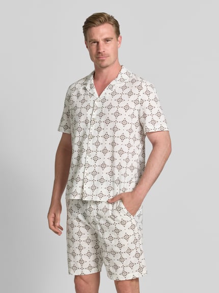 Männermodel trägt Relaxed Fit Freizeithemd aus reiner bawełna von s.Oliver RED LABEL mit beigem Muster, Ganzkörperansicht von vorne.