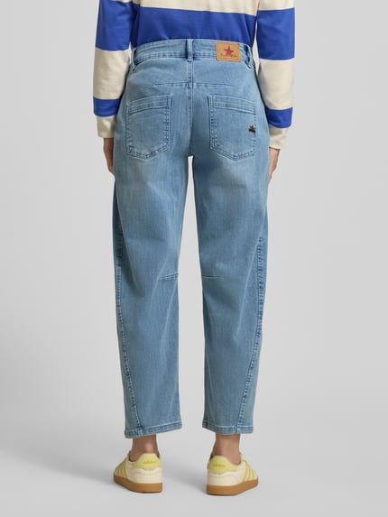 Frauenmodel trägt Barrel Fit Jeans mit Eingrifftaschen von Buena Vista, hellblauer Baumwoll-Mix mit Used-Look, Ganzkörperansicht Rückansicht.