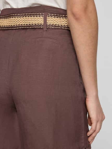 Frauenmodel trägt Shorts aus Leinen-Viskose-Mix mit Gürtel von Christian Berg Woman Selection, Gesäßtasche, Nahaufnahme Rückansicht.