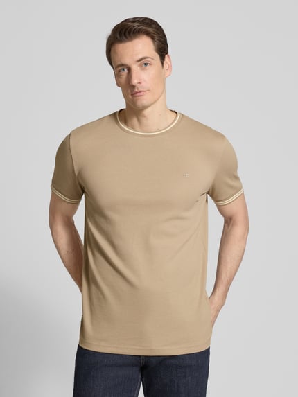 Mannenmodel draagt T-shirt met structuurpatroon en ronde hals van Christian Berg Men, mix van katoen en elastaan, regular fit, ruglengte maat M 70 cm, frontaal zicht op het hele lichaam.