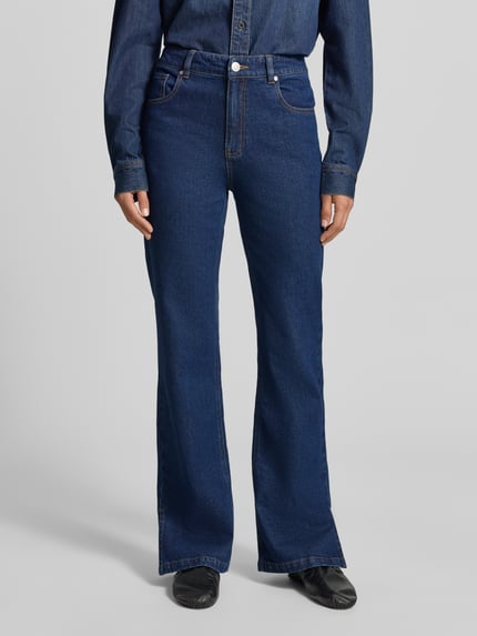 Frauenmodel trägt Straight Fit Jeans mit Gehschlitzen von MYON in Dunkelblau mit 5-Pocket-Design, Knopf- und Reißverschluss, Nahaufnahme Oberkörper.
