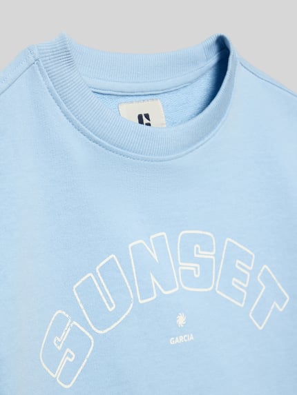 Produktfoto, Cropped T-Shirt mit Logo-Print von Garcia, jasnoniebieska bawełna, krój cropped fit, okrągły dekolt, logo z przodu
