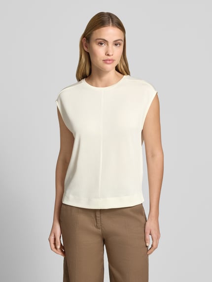 Frauenmodel trägt T-Shirt mit Rundhalsausschnitt Modell 'Slummi' von OPUS in Creme, Material-Mix mit Stretch-Anteil, Regular Fit, Nahaufnahme Oberkörper.