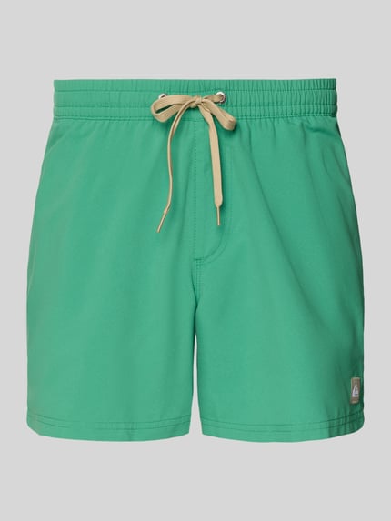 Produktfoto, Regular Fit Badehose mit Logo-Patch Modell 'Everyday' von Quiksilver, zielona tkanina, elastyczny pas z troczkiem, krój regular fit