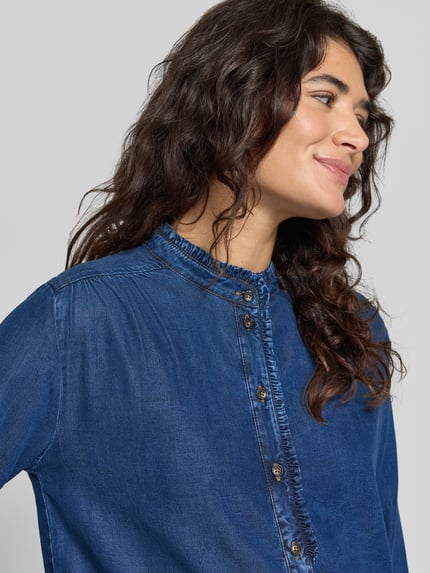 Vrouwenmodel draagt Jeansbluse aus Lyocell-Mix van Smith and Soul in blauw met opstaande kraag, knoopsluiting, ruches, regular fit, lange mouwen, Nahaufnahme bovenlichaam.