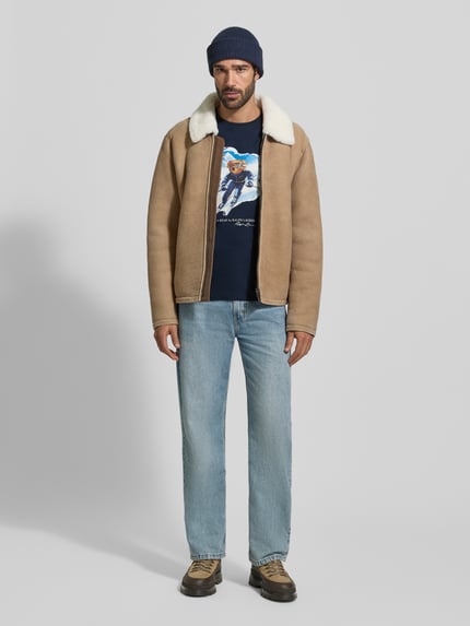Männermodel trägt Herren T-Shirt mit Label-Print von Polo Ralph Lauren, Reine Baumwolle, Slim-Fit, Rundhalsausschnitt, Ganzkörperansicht von vorne.