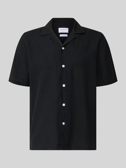Produktfoto, schwarzes Relaxed Fit Freizeithemd aus Leinen-Baumwoll-Mix von Lindbergh, Reverskragen, kurze Ärmel, Knopfleiste, glatte Textur