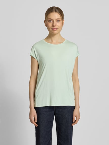 Modelka kobieca nosi Loose Fit T-Shirt aus Viskose-Mix od Tom Tailor Denim, jednolity kolor, krój loose fit, okrągły dekolt, krótki rękaw, widok całej sylwetki z przodu.