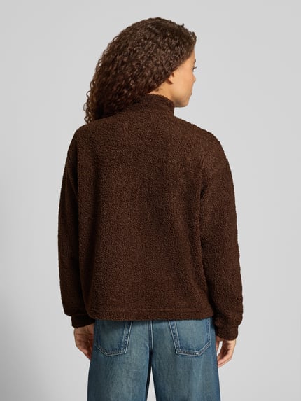 Frauenmodel trägt Troyer mit Teddyfleece-Struktur von PIECES in Dunkelbraun, strukturierte Oberfläche, Longline, Ganzkörperansicht Rückansicht.