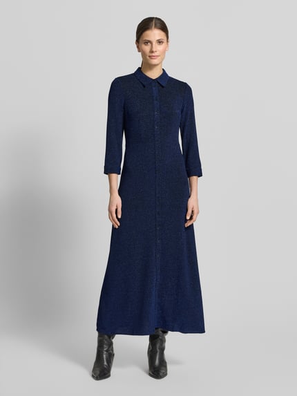 Vrouwenmodel draagt Hemdblusenkleid met 3/4-mouw model 'JOHANNA' van YAS, glanzend, A-lijn, maxilength, stretch, volledige voorkant, frontaal gezichtsbeeld.