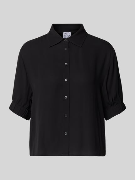 Produktfoto, czarna Regular Fit Bluse aus Viskose mit 1/2-Arm von Emily Van den Bergh, krój regular fit, kołnierzyk koszulowy, zapięcie na guziki, rękaw do połowy, czysta wiskoza, długość tyłu w rozmiarze 36: 54 cm, długość rękawa w rozmiarze 36: 26 cm