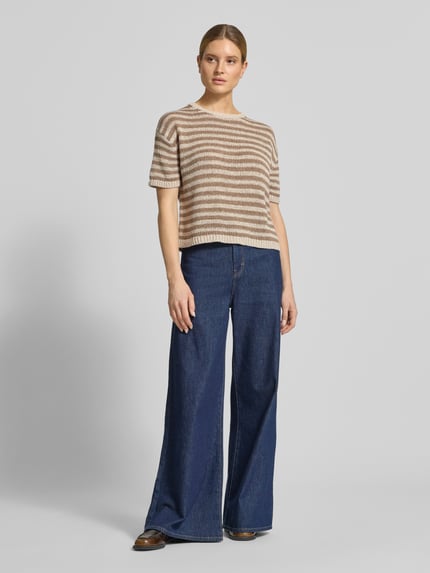Frauenmodel trägt Loose Fit Pullover aus Baumwoll-Mix von Marc O'Polo, Optik:Allover-Muster, gestreift, Strick, Ganzkörperansicht von vorne.