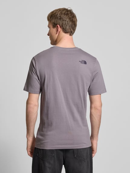 Männermodel draagt Regular fit T-shirt uit puur katoen Model 'MOUNTAIN LINE' van The North Face met labelprint, ruglengte maat M 70 cm. Ganzkörperansicht Rückansicht.
