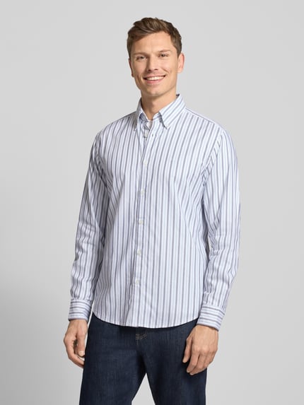 Männermodel trägt Slim Fit Freizeithemd aus Baumwoll-Mix Modell 'RICOPLUS_M' von BOSS Orange, gestreift, Button-Down-Kragen, Ganzkörperansicht von vorne.