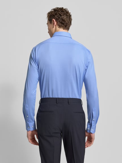 Męski model nosi Regular Fit Businesshemd aus Pinpoint mit Stretch-Anteil od BOSS, mieszanka bawełny, kolor niebieski, sportowe mankiety, napis z logo, łatwa pielęgnacja, oddychający i szybkoschnący materiał, szerokość ramion 46 cm, długość tyłu 74 cm, długość rękawów 64 cm, zdjęcie całej sylwetki z tyłu.