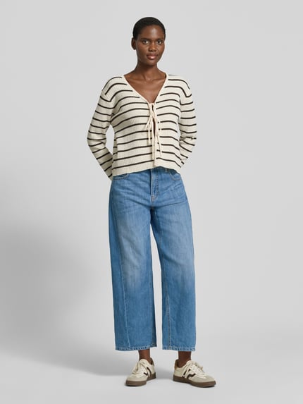 Frauenmodel trägt Barrel Jeans aus Baumwoll-Leinen-Mix Modell 'ORIA' von Cambio in Denim-Optik, Barrel Fit, Nieten, Label-Patch, Gürtelschlaufen, Knopf, verdeckter Reißverschluss, 5-Pocket-Design, Ganzkörperansicht von vorne.