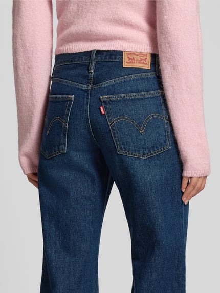 Vrouwenmodel draagt Wide Leg Jeans met 5-Pocket-Design model 'MIDDY' van Levi's®, donkerblauw, pure katoen, detailopname rugaanzicht.