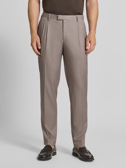 Männermodel trägt Anzughose mit Bügelfalten von MCNEAL, Regular Fit, braun mit Allover-Look, Nahaufnahme Oberkörper.