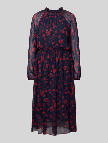 Produktfoto, Midikleid mit Rüschenkragen und Raglanärmeln von Christian Berg Woman Selection, dunkelblauer Grund mit rotem Blumenmuster, semitransparente lange Ärmel, blickdichtes Unterkleid, taillierter Schnitt, weich fallender Stoff, elegante Textur