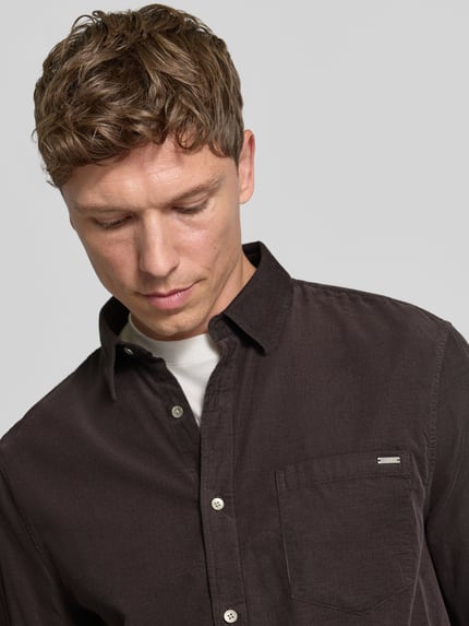 GUESS Koszula casualowa o kroju regular fit z drobnego sztruksu Czekoladowy 3