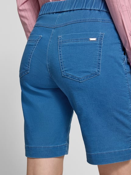 Vrouwenmodel draagt Straight Fit Shorts met achterzakken model 'Sue' van TONI uit elastische katoenmix, detailopname achterkant.