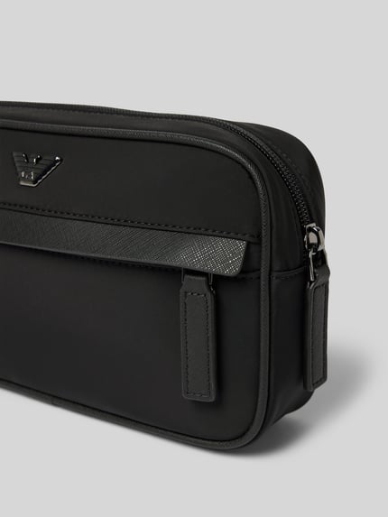 Produktfoto, Handtasche mit abnehmbarer Trageschlaufe von Emporio Armani, schwarzes Material, Reißverschluss, Label-Applikation, glatte Struktur