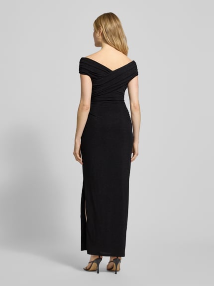 Vrouwenmodel draagt avondkleid in wikkel-look model 'Sandy' van Forever New, zwart, getailleerd, off-shoulder, rugaanzicht, geheel lichaam.