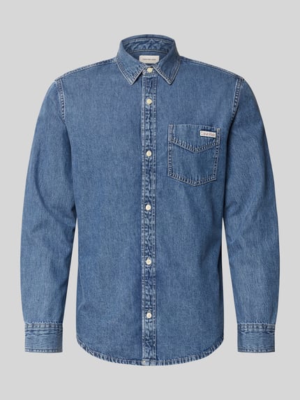 Produktfoto, Regular Fit Jeanshemd mit Brusttasche und Label-Detail von Calvin Klein Jeans aus bawełna, krój regular fit, kołnierzyk typu kent, brustasza, detal z logo, listwa guzikowa, długość tyłu w rozmiarze M: 76 cm, szerokość w rozmiarze M: 47 cm, długość rękawów w rozmiarze M: 63 cm