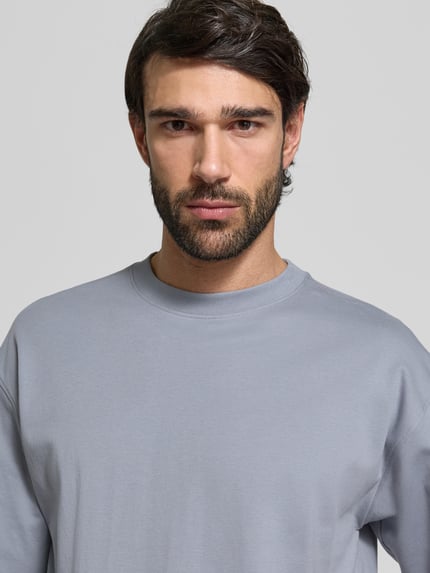 Männermodel trägt Relaxed Fit T-Shirt aus reiner Baumwolle von JAKE*S STUDIO MEN in Grau mit Rundhalsausschnitt, Nahaufnahme Oberkörper.