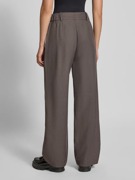 Vrouwenmodel draagt wijdte broek met steekzakken model 'LINDA' van ONLY in effen bruin, Dames Weite Hose van ONLY, volledig zicht achterkant