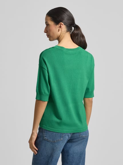 Modelka kobieca nosi damski t-shirt z mieszanki wiskozy, krój regular fit, model 'Morla' od B.Young, okrągły dekolt, rękaw o dł. 7/8, długość tyłu w rozmiarze S: 57 cm, długość rękawa w rozmiarze S: 23 cm, widok całej sylwetki z tyłu.