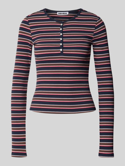 Produktfoto, Longsleeve mit Henley-Kragen von REVIEW, Baumwoll-Elasthan-Mix, eng anliegend, Ripp-Struktur, gestreift in Dunkelblau, Rot und Weiß