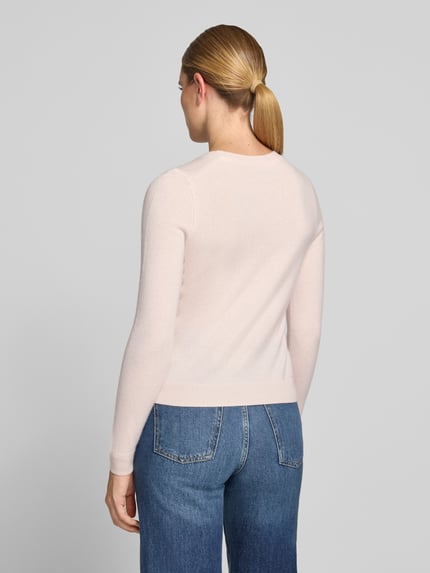 Frauenmodel trägt Slim Fit Strickpullover aus reinem Kaschmir von Christian Berg Woman, helle Farbe, glatte Textur, elastische Abschlüsse, Detailaufnahme Ganzkörperansicht Rückansicht, Kontext: Damen Strickpullover, taillierte Passform, Rückenlänge 54 cm, Ärmellänge 65 cm.