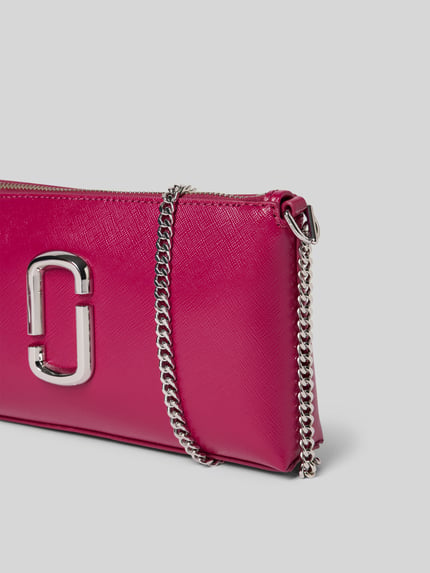 Produktfoto, Pochette aus echtem Rindsleder von Marc Jacobs, intensywny róż, efekt łańcuszka, detal z logo, zamek błyskawiczny, szerokość w rozmiarze 1: 21 cm, długość w rozmiarze 1: 12 cm, głębokość w rozmiarze 1: 4 cm, odpinany pasek