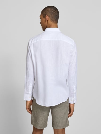 Männermodel trägt Regular Fit Freizeithemd aus reinem Leinen Modell 'REGKYLIAN' von SELECTED HOMME in Weiß, unifarben, Flammgarn-Textur, Ganzkörperansicht Rückansicht.