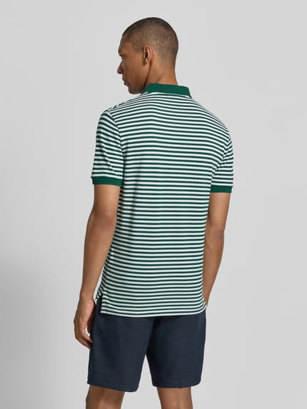 Männermodel trägt Slim Fit Poloshirt aus reiner Baumwolle Modell 'YD MESH STRIPE POLO' von Polo Ralph Lauren, grün-weiß gestreift, Rückansicht, Herren.