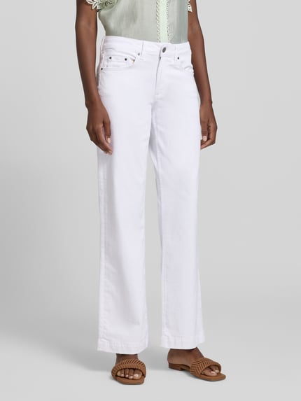 Frauenmodel trägt Regular Fit Jeans im 5-Pocket-Design von Smith and Soul in Weiß, Baumwoll-Mix mit Stretch, Ganzkörperansicht von vorne.