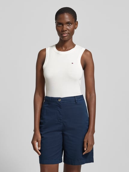 Vrouwenmodel draagt Slim Fit Tank Top uit puur katoen model 'SLIM CODY' van Tommy Hilfiger, look: effen, gestikt logo, ronde hals, brede bandjes, nahaufnahme bovenlichaam.