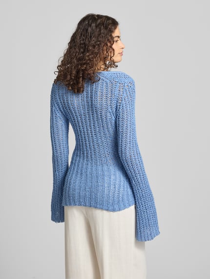 Frauenmodel trägt Regular Fit Pullover in Häkel-Optik Modell 'Fenja' von Topshop, hellblau, semitransparent, Baumwoll-Mix, Ganzkörperansicht Rückansicht.