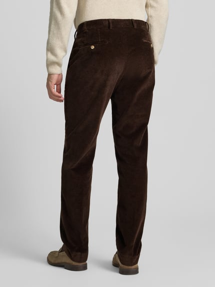 Męski model nosi brązowe spodnie sztruksowe Cordhose mit Gesäßtaschen Modell 'PARMA' od Hiltl, prosta nogawka, widok całej sylwetki z tyłu.