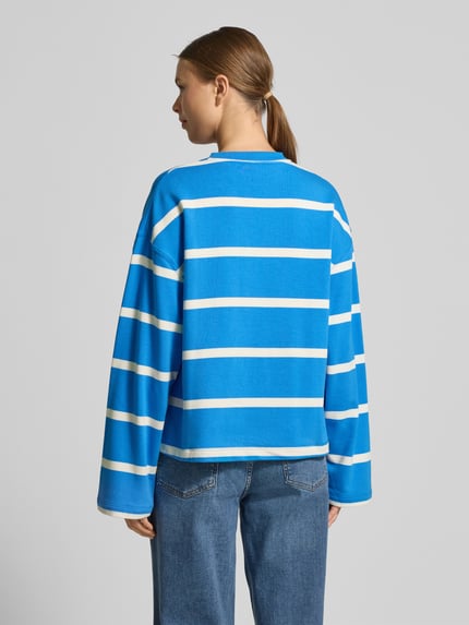 Frauenmodel trägt Relaxed Fit Sweatshirt aus Baumwoll-Mix von Tommy Hilfiger mit blauen und weißen Streifen, Sweat-Material, Ganzkörperansicht Rückansicht.