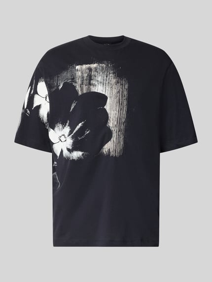 Produktfoto, Comfort Fit T-Shirt mit Motiv-Print von Armani Exchange, męski t-shirt z nadrukiem z motywem, wzór na całej powierzchni, okrągły dekolt, długość tyłu w rozmiarze M: 76 cm, czarny z białym nadrukiem, wyraźna faktura.