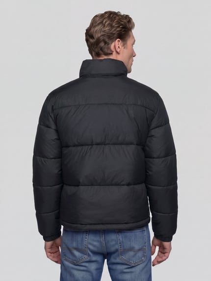 Männermodel trägt Steppjacke mit hohem Stehkragen Modell 'ONSMAVERICK' von ONLY in Schwarz mit Struktur, Elastikbündchen und Reißverschlusstaschen, Ganzkörperansicht Rückansicht.