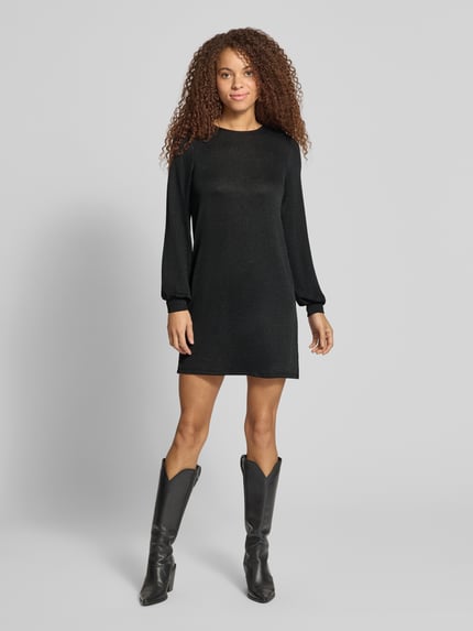Frauenmodel trägt Langarmshirt mit Glitzerstruktur von ONLY in Unifarbe mit Strukturmuster, Jersey, hochgeschlossen, Ganzkörperansicht von vorne.