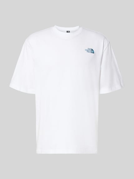 Produktfoto, weißes Oversized T-Shirt mit Logo und Rundhalsausschnitt aus reiner Baumwolle von The North Face vor grauem Hintergrund