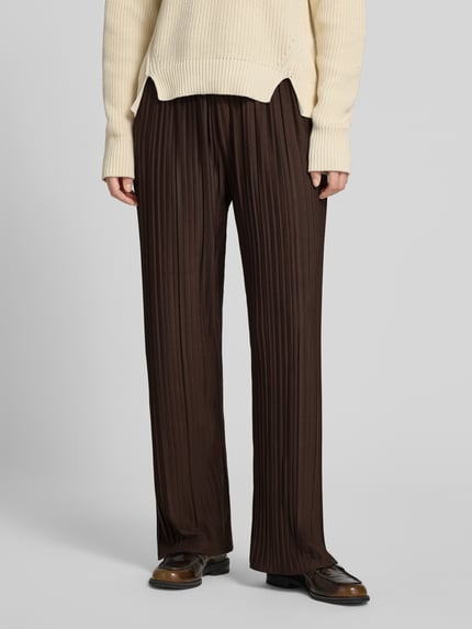 Frauenmodel trägt Plisseehose mit elastischem Bund Modell 'Or44nella' von ZABAIONE, braun, Straight Fit, Material-Mix, Nahaufnahme Unterkörper.