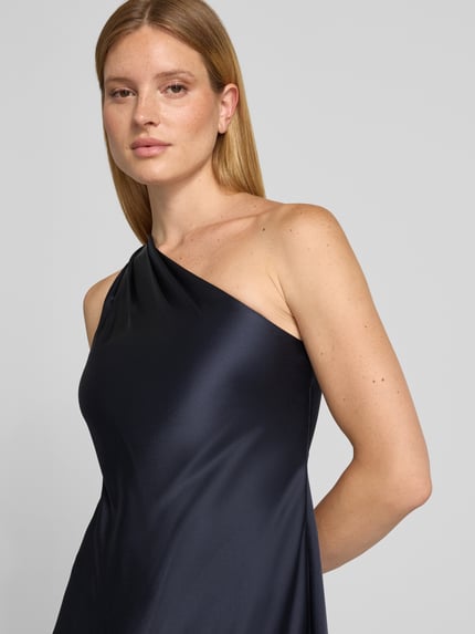 Frauenmodel trägt Figurbetontes Abendkleid mit One-Shoulder-Ausschnitt von Lauren Ralph Lauren in Dunkelblau, Nahaufnahme Oberkörper.