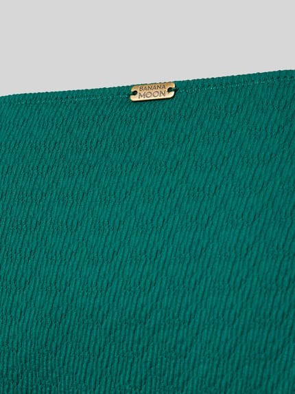 Produktfoto, Bikinibroekje met labeldetail Model 'MASSA' van Banana Moon, materiaalmix met stretch, nauwsluitend model, groene textuur.