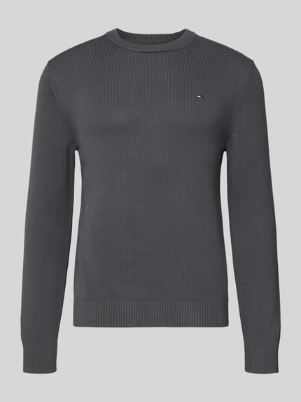 Produktfoto, Regular Fit Strickpullover aus reiner Baumwolle von Tommy Jeans in unifarbener Optik mit Logo-Detail, Rundhalsausschnitt, gerippten Abschlüssen