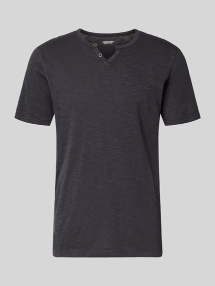 Produktfoto, czarny Męski t-shirt z bawełny, prosty krój, dekolt w serek, zapięcie na guzik, długość tyłu w rozmiarze M: 67 cm, T-shirt aus Baumwolle Modell 'SPLIT' od JACK & JONES